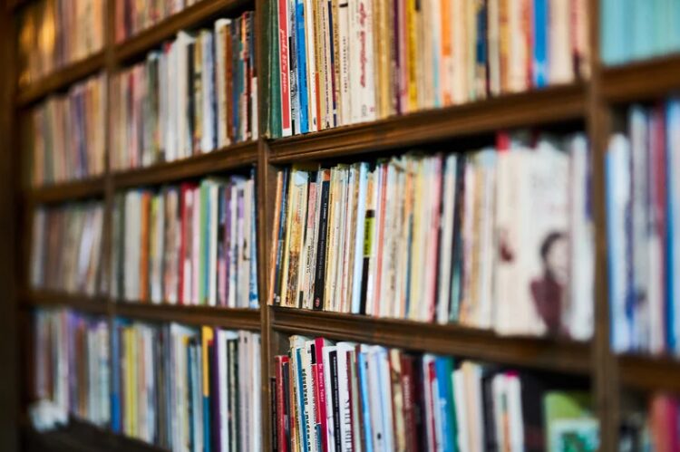本棚に並ぶ数多くの洋書